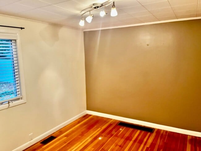 Building Photo - Welcome Home to Comfort and Charm in Blain...