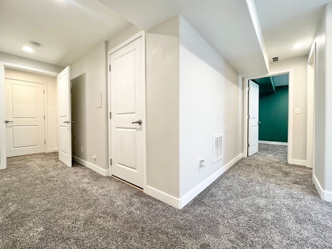 Building Photo - HOLIDAY MOVE IN SPECIAL!