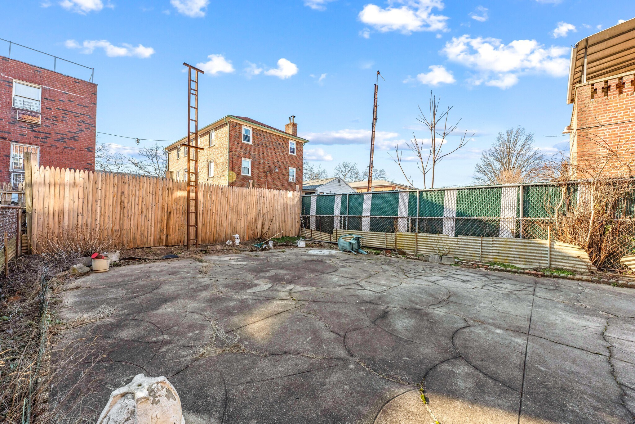 Building Photo - 1318 E 58th St