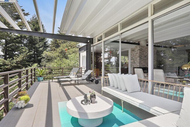 Building Photo - 6624 Saroni Dr
