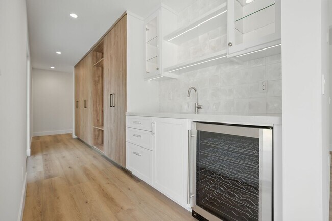 Building Photo - Stunning Home for Entertaining in Highly S...