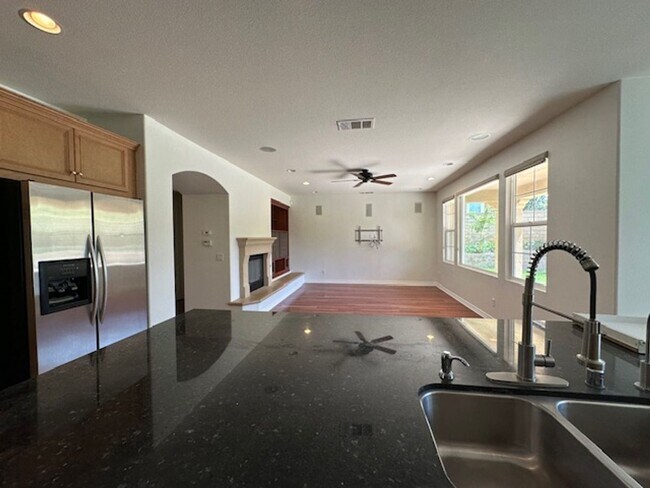 Building Photo - Stunning Executive home with loads of cust...