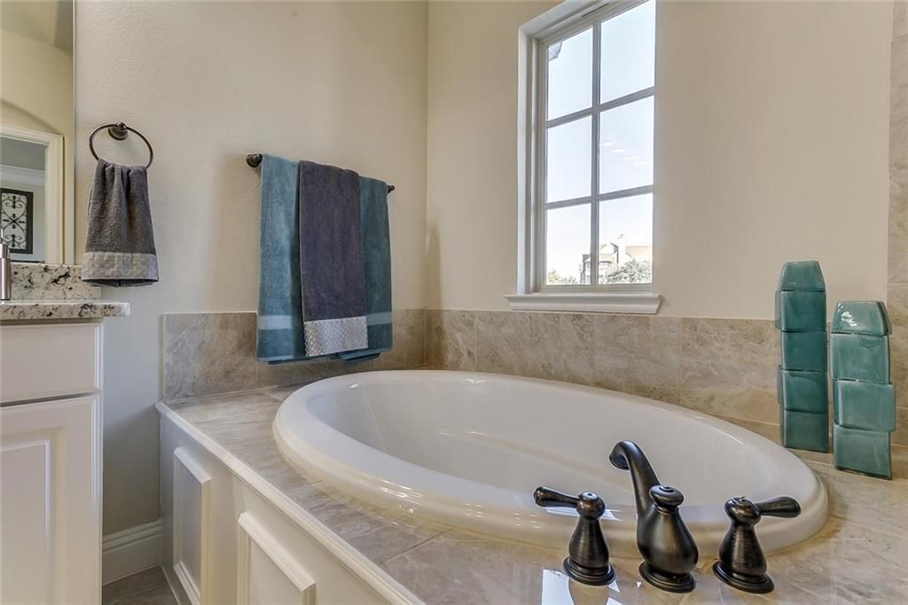 spa bathtub - 580 Hampshire Dr