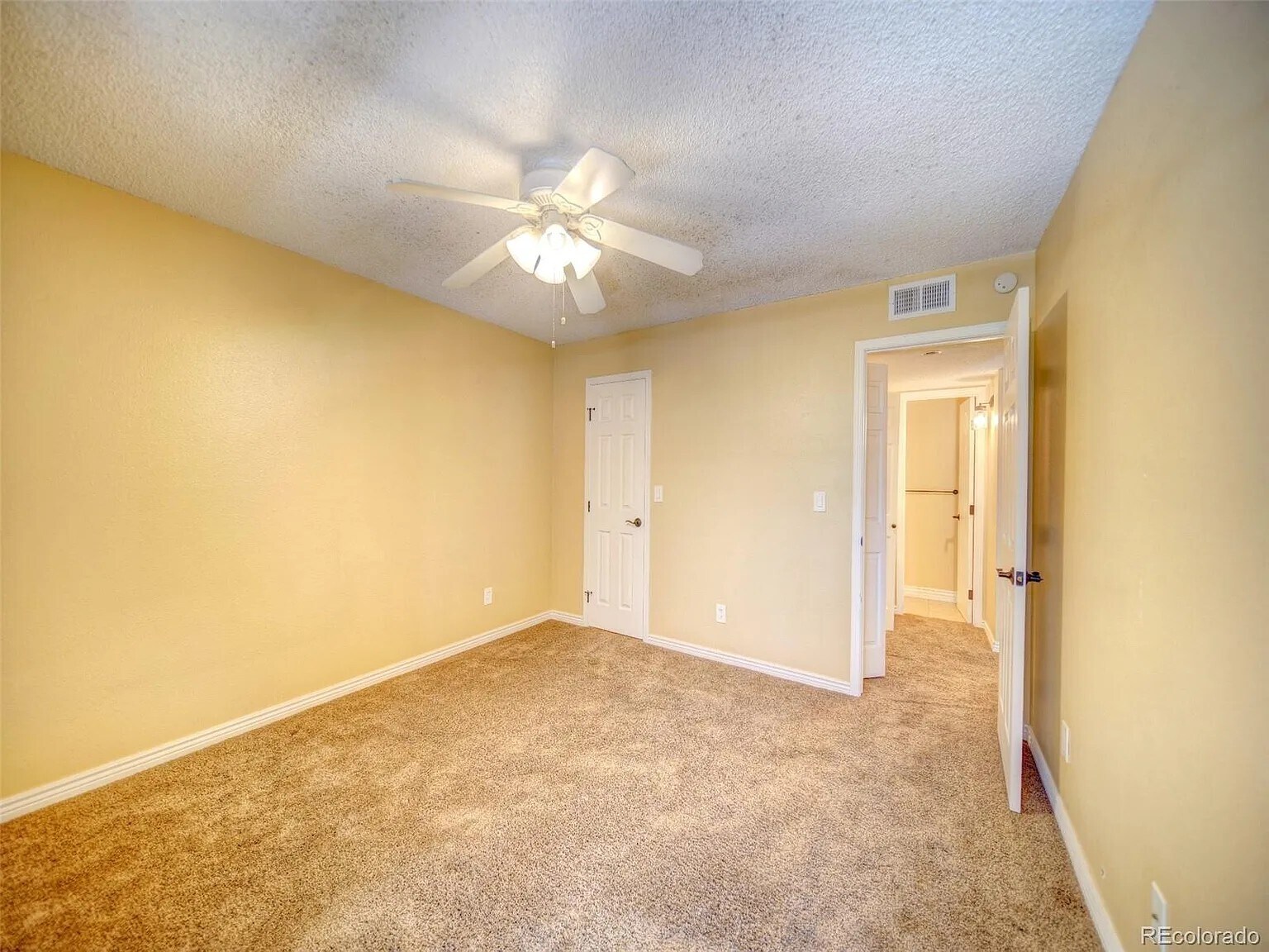 Building Photo - 922 S Walden St