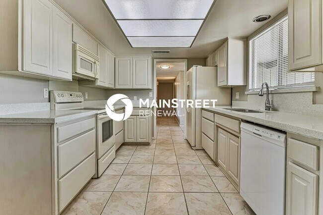 Building Photo - 4 Bedroom Pet-Friendly Home in Mesa, AZ with Main Street Renewal