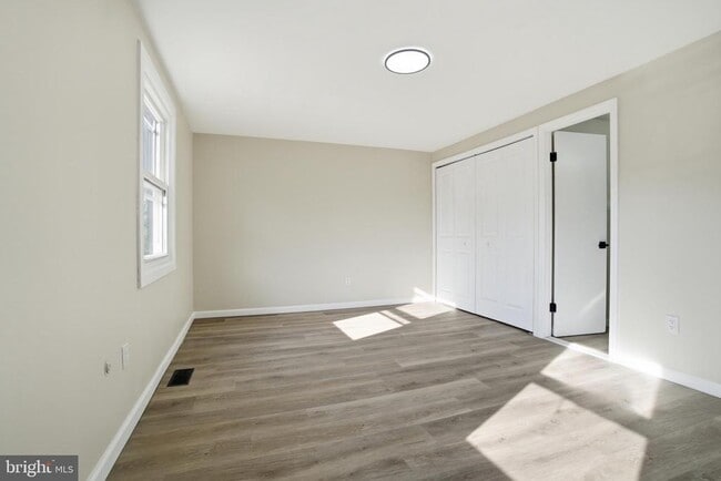 Building Photo - 7 Riverview Pl