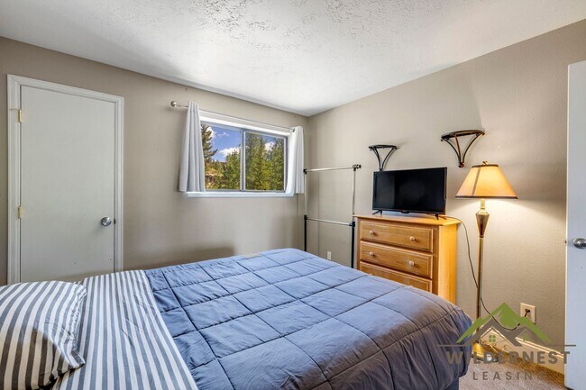 Building Photo - Buffalo Ridge - Spacious unit with Wifi, Covered Parking & Clubhouse