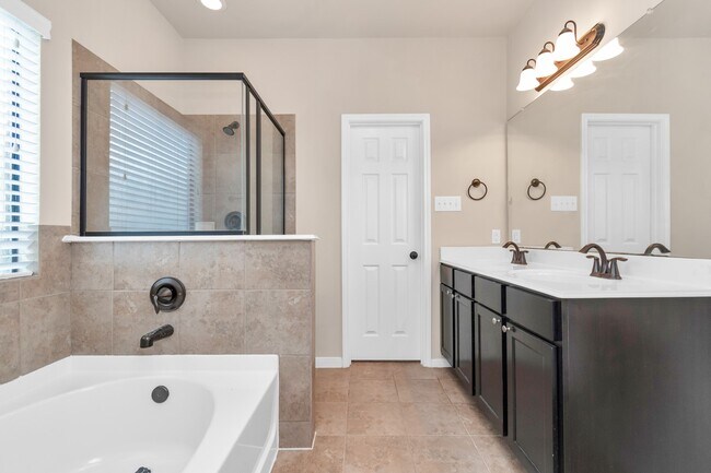 Building Photo - 5635 Round Robin Dr