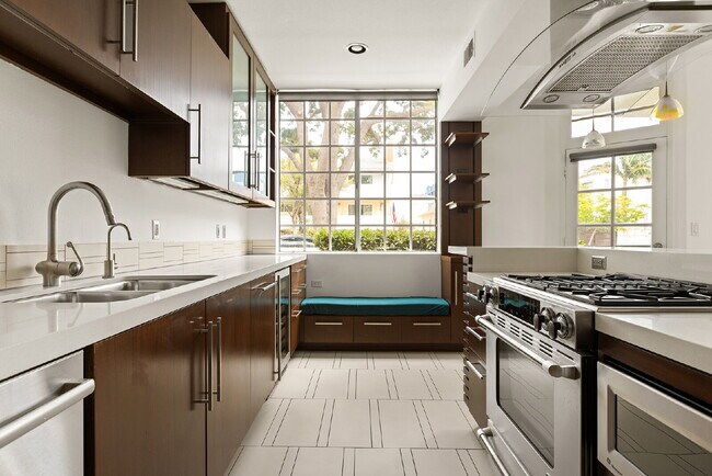 Building Photo - Stylish End-Unit Townhome in Prime Santa Monica | Private Rooftop Deck & Bonus Room