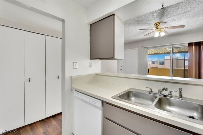 Building Photo - 1417 Hialeah Dr