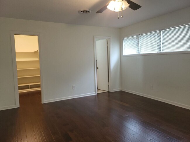 Building Photo - Mid-century home ready for move-in