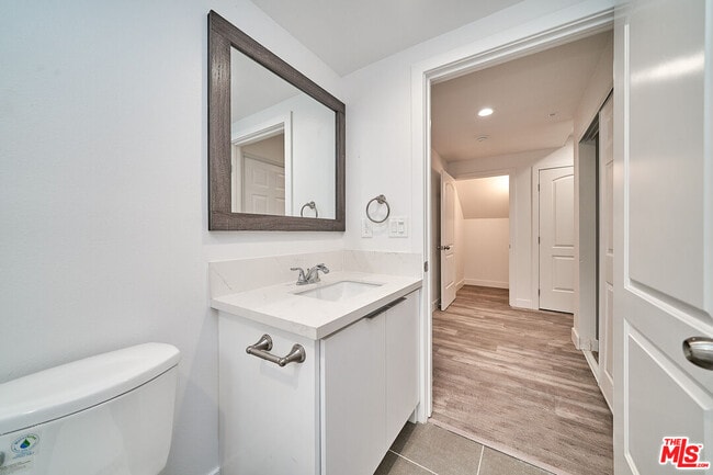 Building Photo - 117 1/4 W 41st Pl