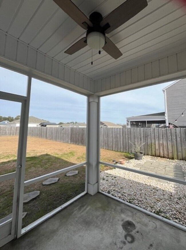 Building Photo - Stunning, Pet Friendly Home!