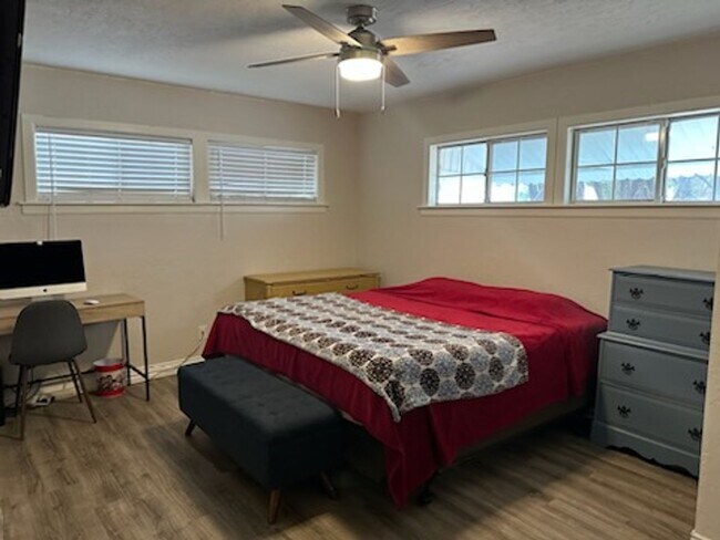 Building Photo - 3 bed 2 bath Home with Pool!