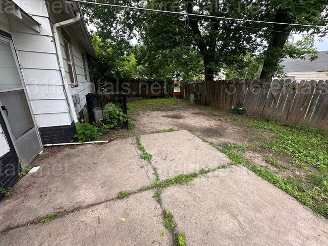 Building Photo - $850 - 2 bedroom/ 1 bathroom - Single Fami...