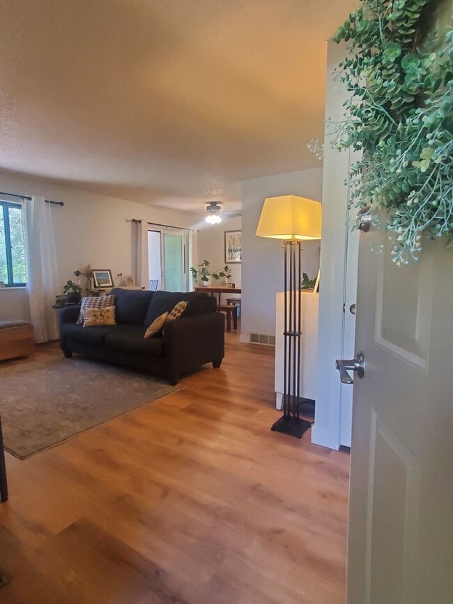Building Photo - Updated and Spacious 1 Bedroom with Attached Garage!