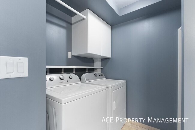 Building Photo - 520 Crazy Horse St