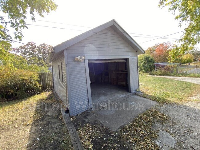 Building Photo - 1622 E 8th St