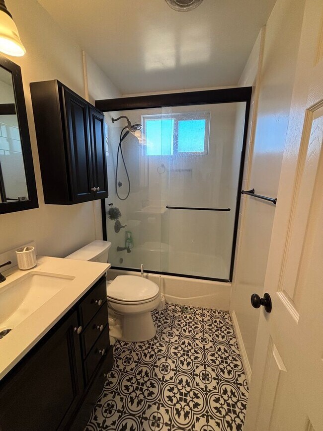 Building Photo - Spacious 3-Bedroom Home with Backyard & 2-Car Garage in Lakewood