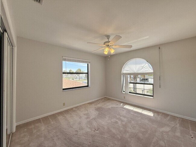 Building Photo - 867 Mandalay Ave