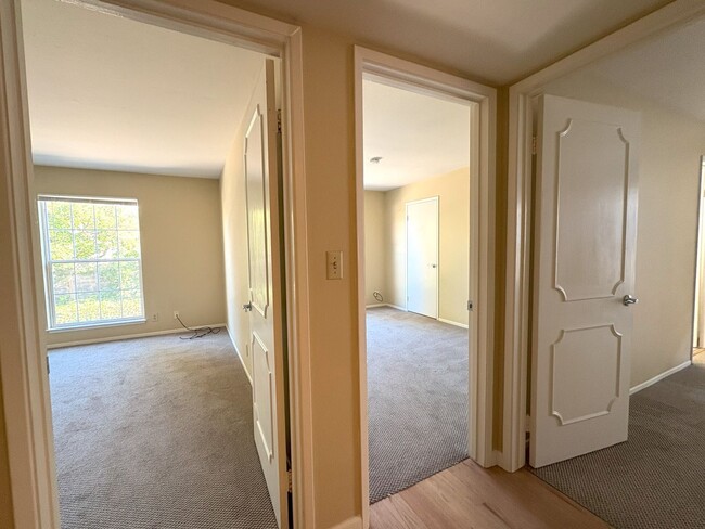 Building Photo - Spacious & Bright 3-Bedroom Condo in Menlo...