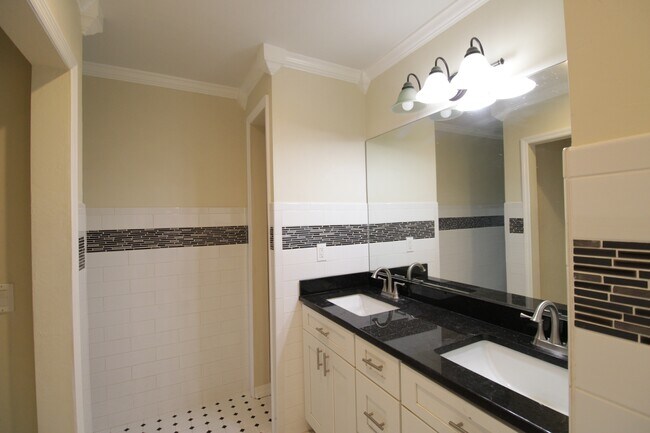Building Photo - 10907 SW 24th Ave