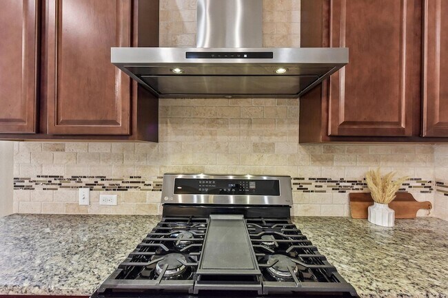 Building Photo - 640 Loma Cedro Bend
