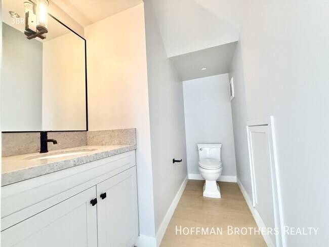 Building Photo - 1249 S Plymouth Blvd