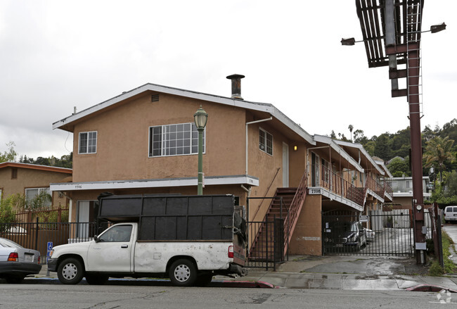 Primary Photo - MacArthur Apartments