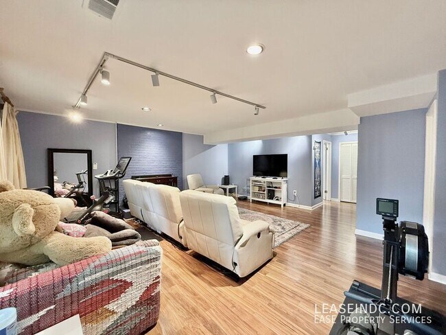 Building Photo - 6424 Hollins Dr