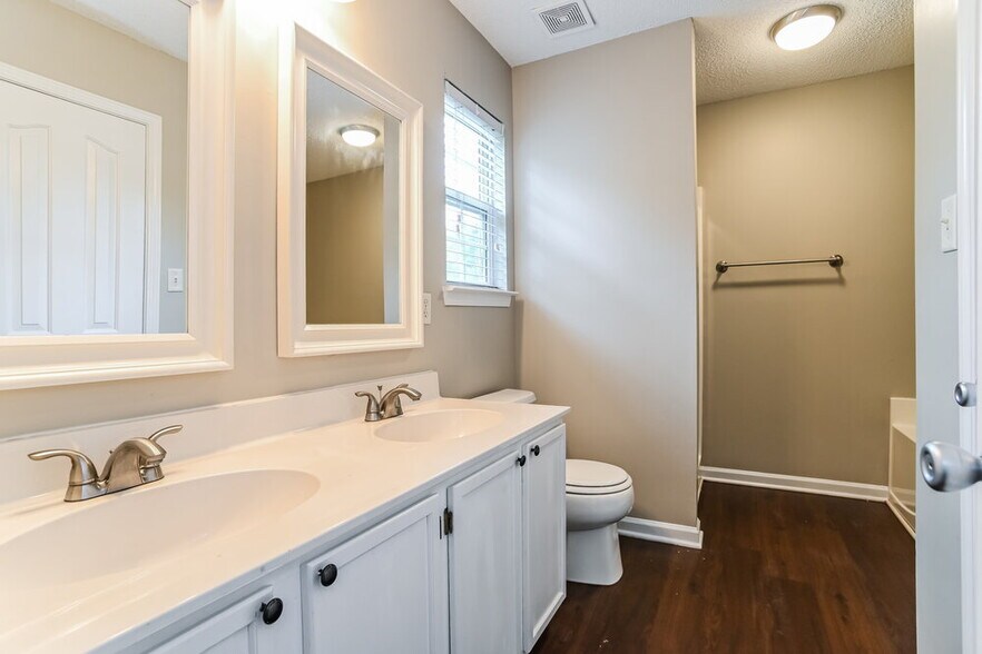Building Photo - 11338 Northwoods Forest Dr