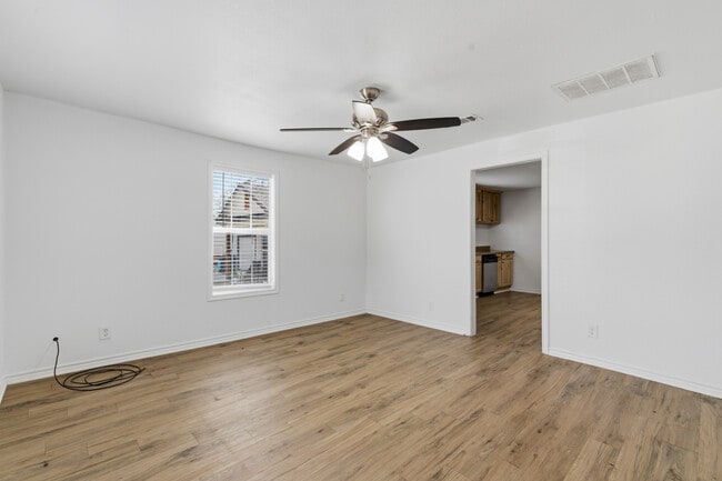 Building Photo - 920 W Ford St