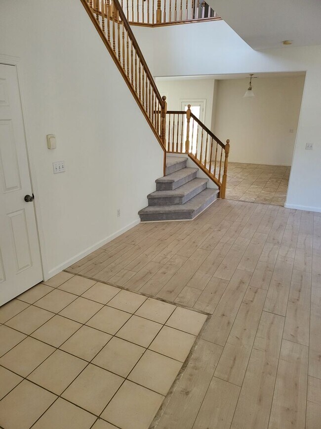 Building Photo - Three Bedroom and Three bathroom home and ...