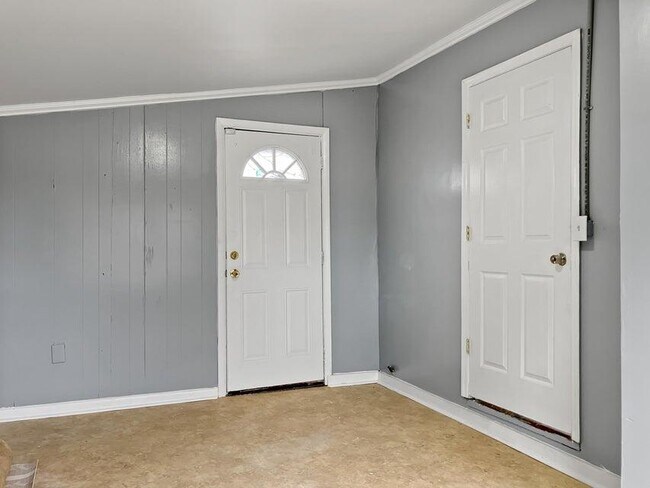 Building Photo - 2002 Shirley Ave