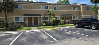 Building Photo - 9478 Palm Cir S