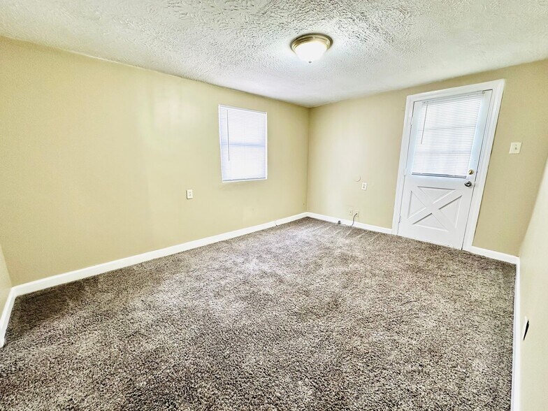 Building Photo - 824 Brentwood Ave