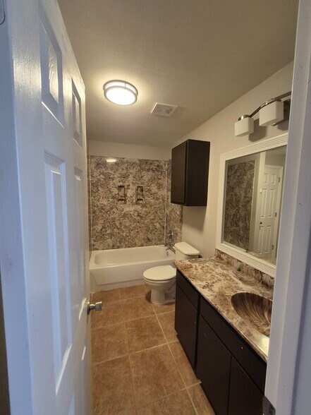 Kids bathroom - 617 DFW Dr