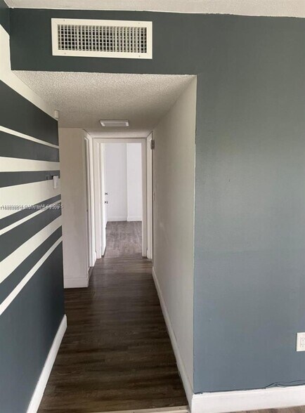 Building Photo - 4164 Inverrary Dr