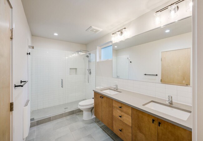 Building Photo - Gorgeous 3Bed/2.5 Bath Townhome in Queen Anne!