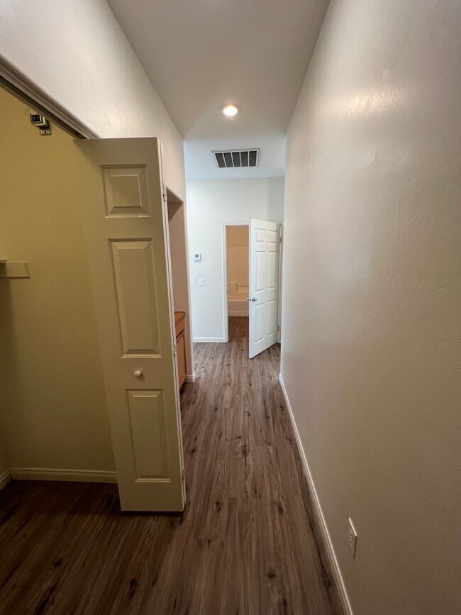 Building Photo - 717 Meadow Grove Ct
