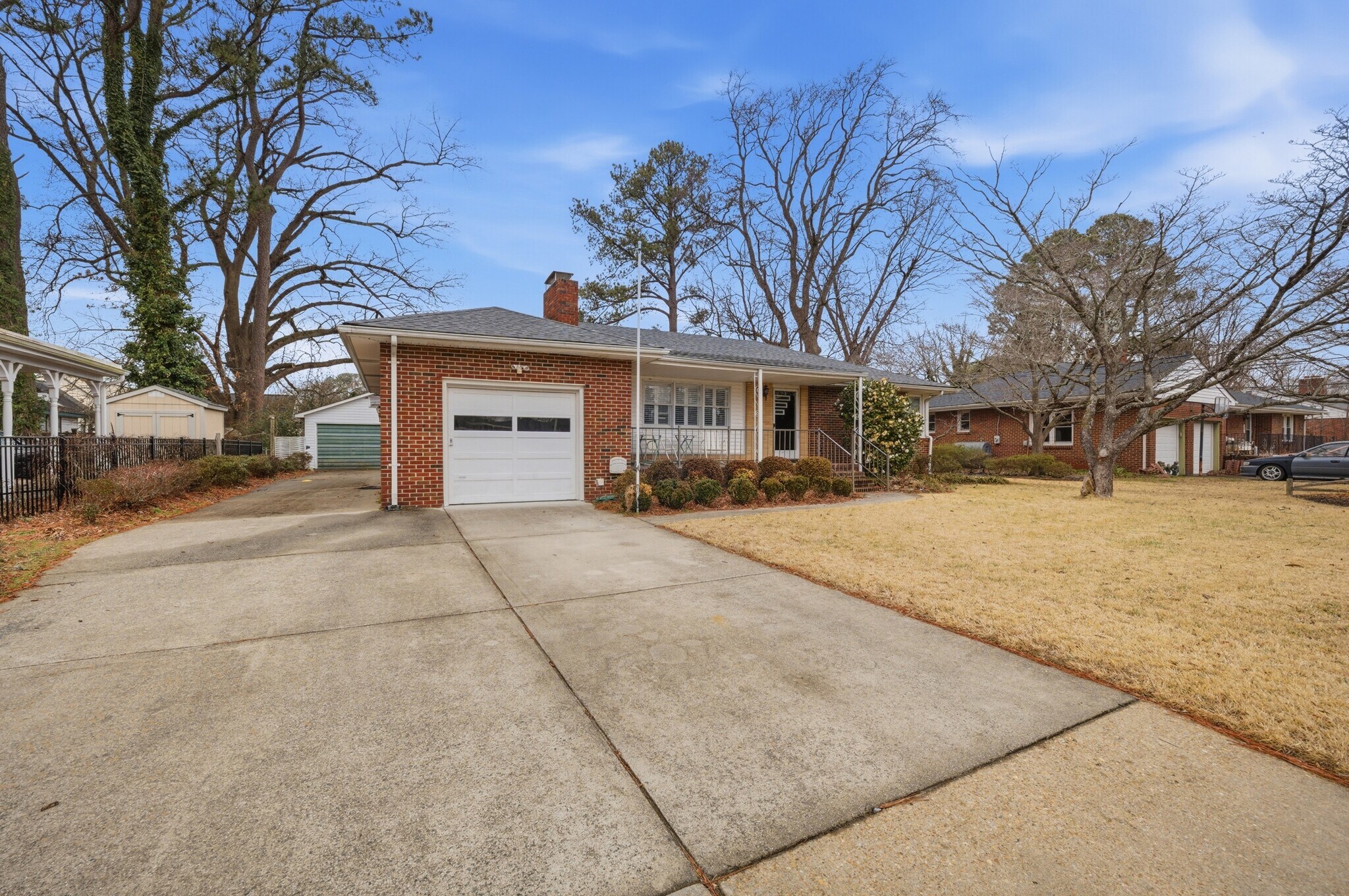Building Photo - 335 E McGinnis Cir
