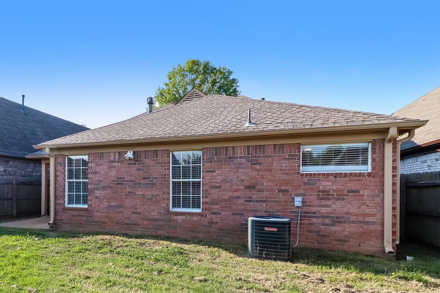 Building Photo - 9887 Wynngate Dr