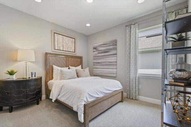 Building Photo - "Unfurnished" Luxurious 5/3.5 Stunning Home with a Generous Loft and a 2 Car Garage in the Highly...