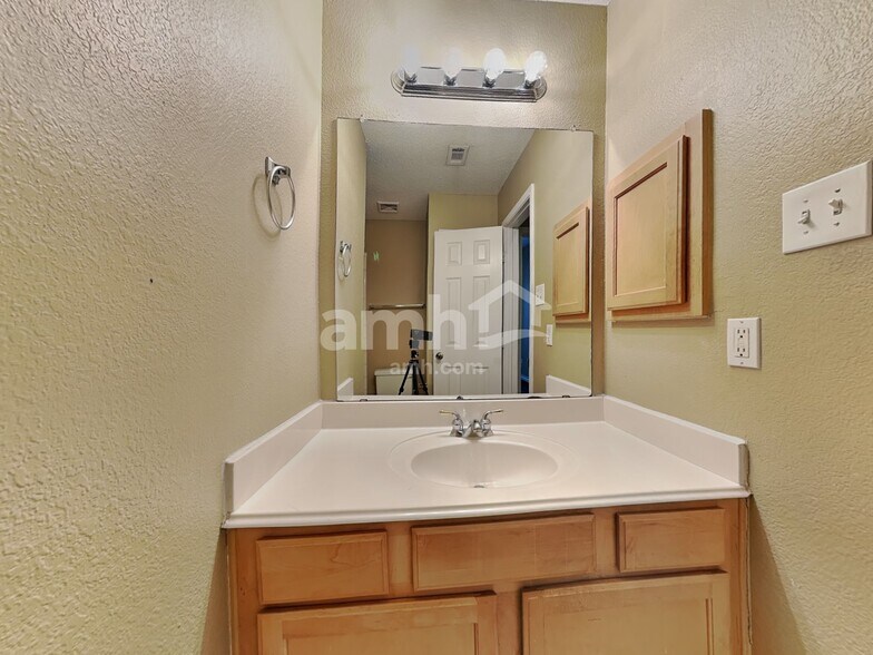 Building Photo - 7716 Parkwood Plaza Dr