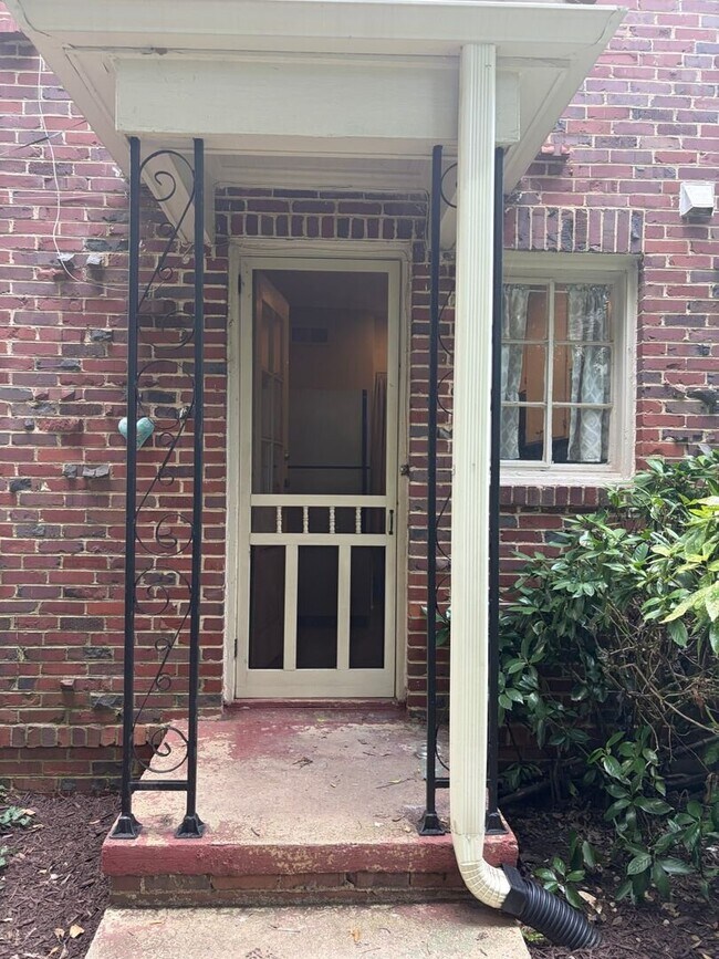 Building Photo - Cleveland Park - University Ridge Condo- 2 Bedroom 1 Bath