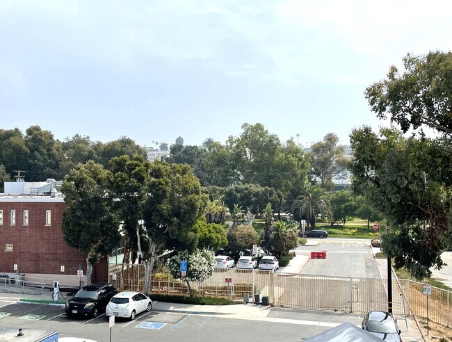 Building Photo - 1158 Cypress Ave
