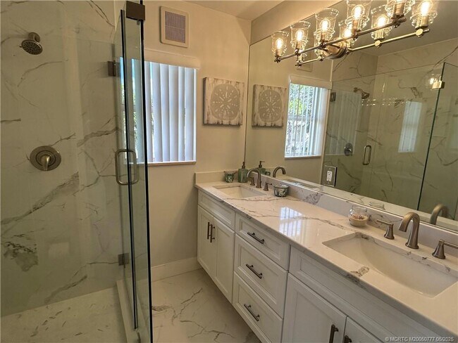 Building Photo - 2807 SW Lakemont Pl