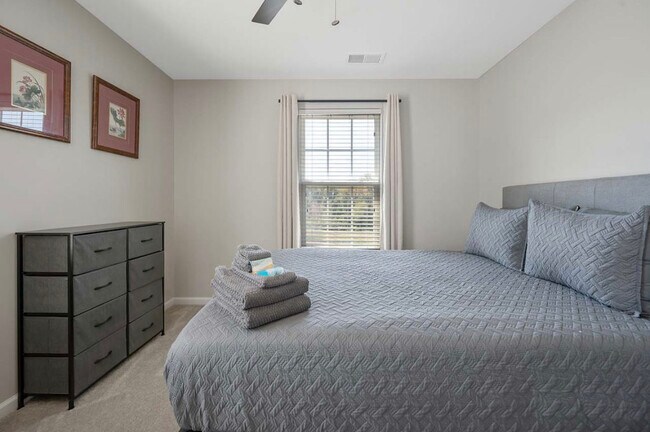 Building Photo - 337 Roche Dr