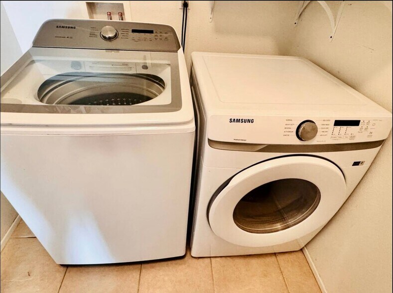 Building Photo - 1 King bed