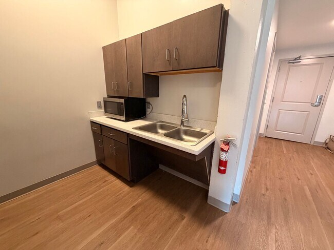 Building Photo - Dewitt Block, Rare 2 Bed/1 Bath Apartment Available Immediately - $1,866 - ALL UTILITIES INCLUDED